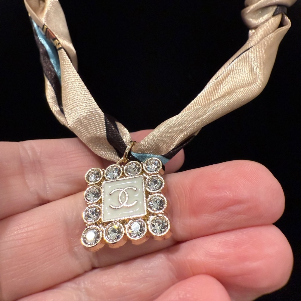 ❣️5|$25❣️Elegant Silk Scarf Necklace with Gold &. Cream Pendant